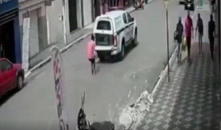 Homem que fugiu de viatura em movimento no Brejo da PB é preso em Campina Grande