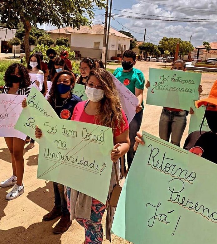 Estudantes da UEPB protestam pelo retorno das aulas presenciais, em Catolé do Rocha