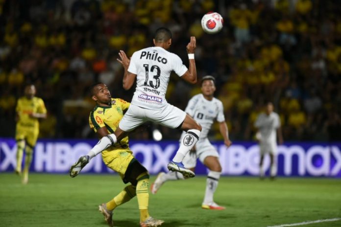 Santos leva três no primeiro tempo, reage no segundo, mas perde do Mirassol