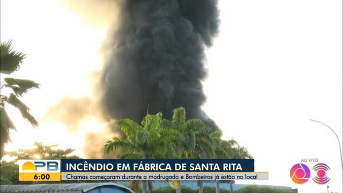 Incêndio de grandes proporções atinge fábrica de calçados em Santa Rita, PB