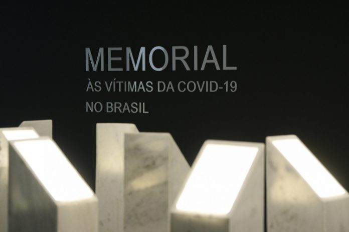 Em inauguração de memorial às vítimas da Covid-19, senadores cobram Augusto Aras