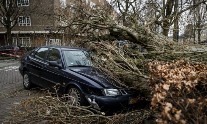 Tempestade Eunice atinge Europa e deixa quatro mortos