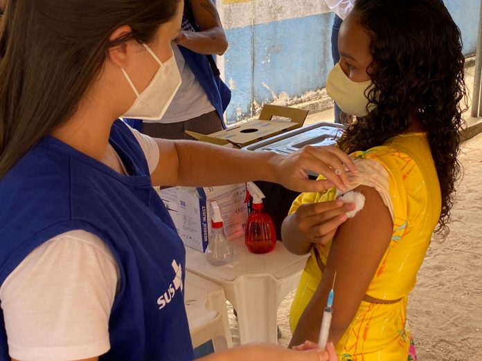 Crianças vacinadas contra Covid-19 com doses vencidas recebem imunizante correto, em Lucena, PB