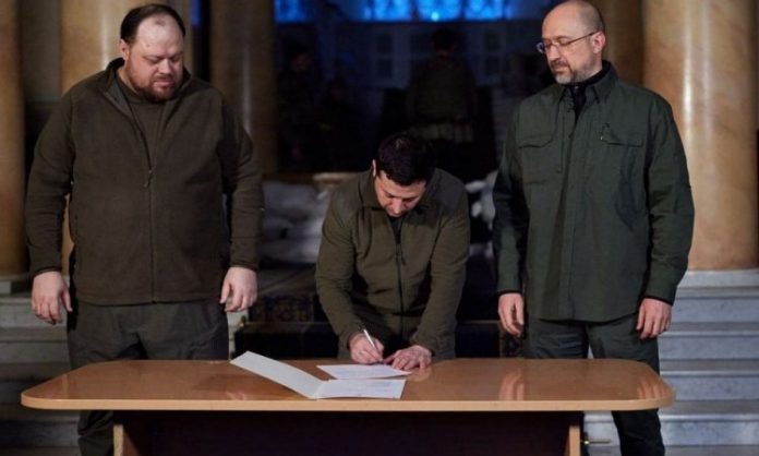 Zelensky assina pedido para entrada da Ucrânia na União Europeia