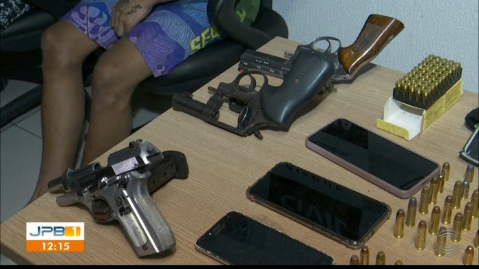 Três homens e uma mulher são presos em comunidade com munição, armas e drogas, em João Pessoa
