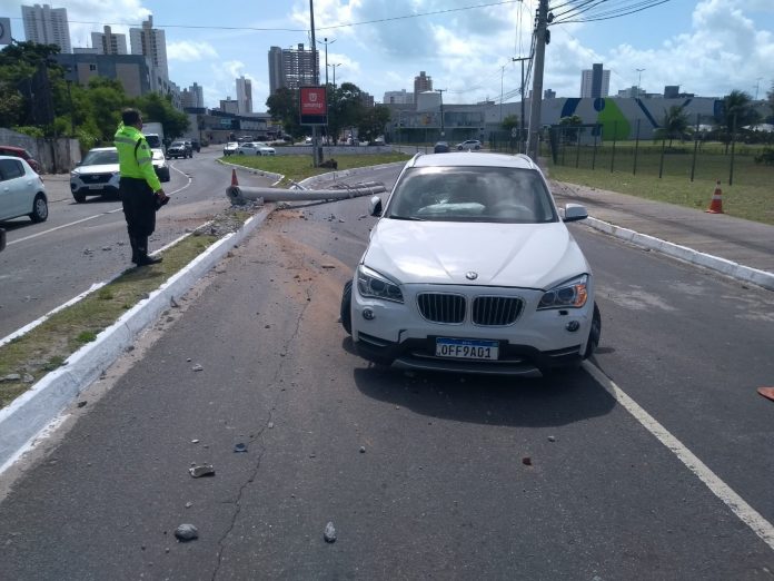 Motorista bate carro em poste e deixa parte de bairro de João Pessoa sem energia elétrica