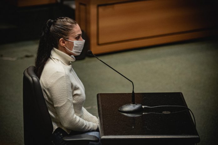 Monique relata agressões de Jairinho em depoimento: ‘Acordei sendo enforcada ao lado do meu filho’