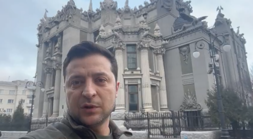 Em vídeo, Zelensky desmente rendição: ‘Não acreditem nos fakes. Estou aqui’