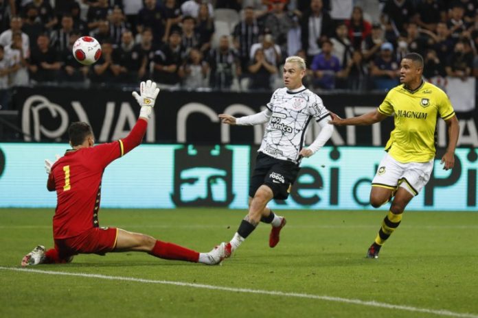 Corinthians vence o São Bernardo em noite mágica de Roger Guedes