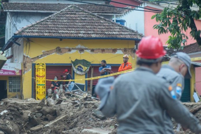 Petrópolis: Moradores permanecem em áreas de risco por medo de saques