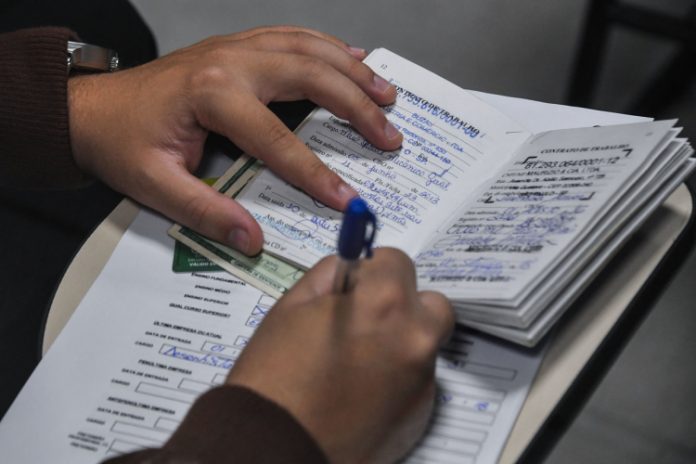 Brasil cria 155 mil empregos formais em janeiro, 39% a menos do que há um ano