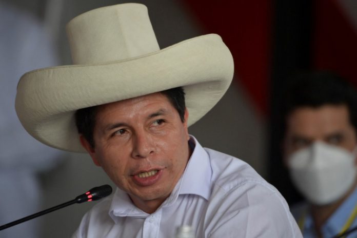 Presidente do Peru será investigado por suposta traição à pátria