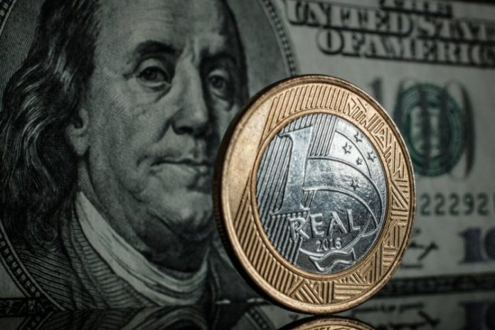 Dólar e Bolsa fecham em queda com novas sanções do Ocidente ao petróleo da Rússia