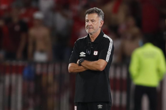 Ex-São Paulo, técnico Juan Carlos Osorio agride jogador em partida da Sul-Americana; assista