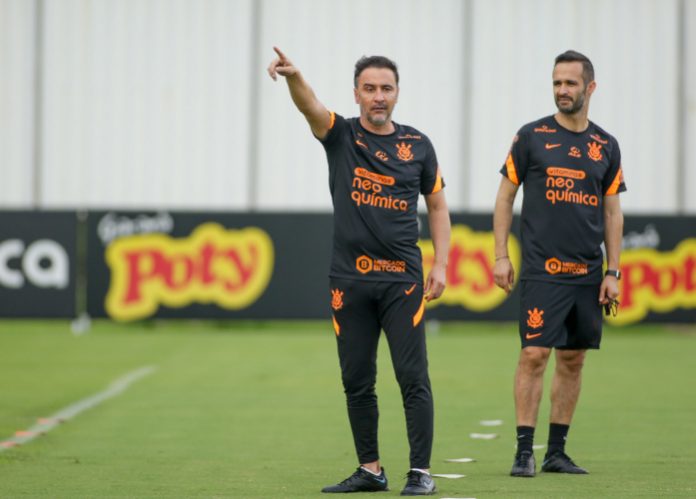 Vitor Pereira define escalação do Corinthians para clássico contra o São Paulo; confira
