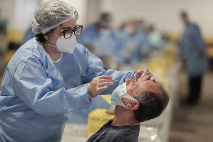 China confina quase 30 milhões de pessoas por surto recorde de Covid-19