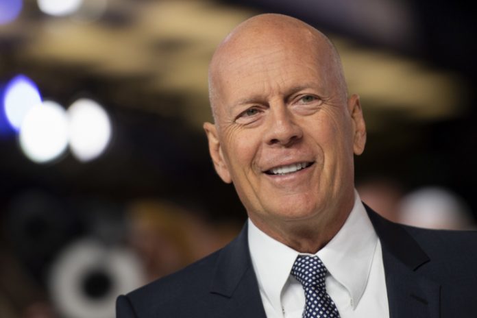 Bruce Willis esquecia falas e disparou arma fora de hora em gravação, relatam colegas