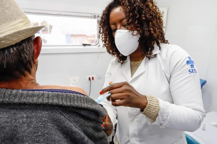 João Pessoa inicia vacinação de idosos acamados com a segunda dose de reforço contra a Covid-19