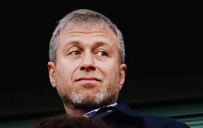 Roman Abramovich tem bens congelados e é proibido de vender o Chelsea