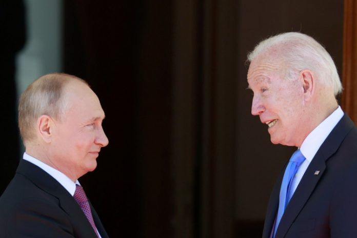 Joe Biden chama Putin de ‘ditador’ e sinaliza novas sanções à Rússia