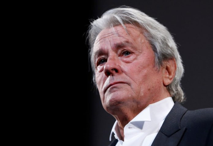 Após pedir por suicídio assistido, ator Alain Delon publica post em tom de despedida
