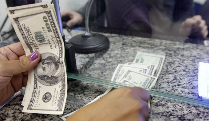 Dólar sobe a R$ 4,77 com juros nos EUA e lockdown na China no radar; Bolsa recua