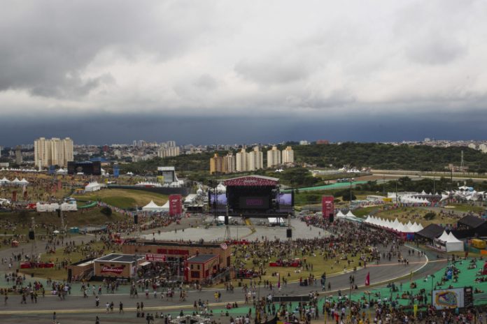 Lollapalooza: Estrutura cede e homem é atingido após fortes chuvas
