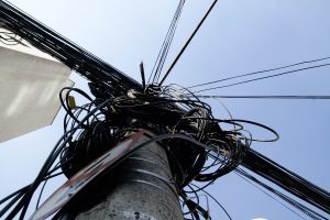 Fios expostos em vias públicas atrapalham visual e geram risco em São Paulo