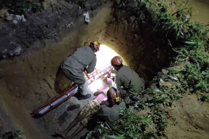 Homem cai em buraco de dois metros e precisa do resgate dos Bombeiros no Conde, PB