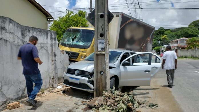 Caminhão derruba muro e invade jardim de casa após acidente com carro em João Pessoa