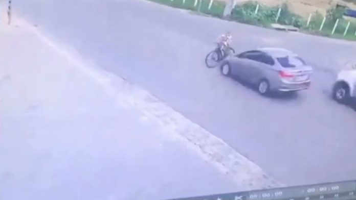 Vídeo mostra carro ultrapassando outros veículos antes de atropelar ciclista, em Campina Grande