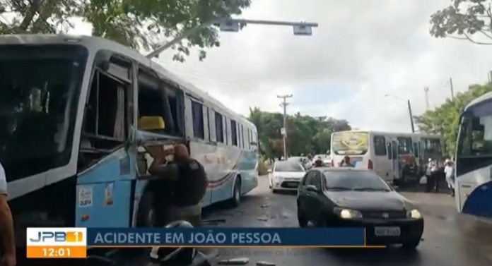 Dois ônibus batem um no outro na ladeira do Cuiá, em João Pessoa