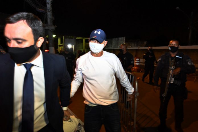 Cadê o Queiroz? Está livre como um passarinho e quer virar deputado