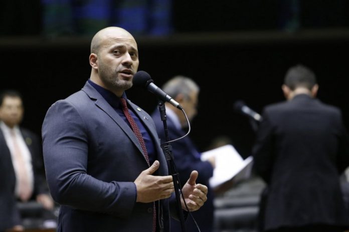 Moraes determina que Daniel Silveira use tornozeleira eletrônica