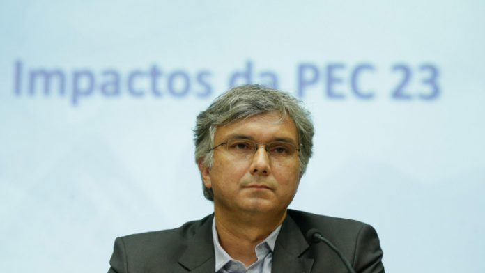 Secretário do Tesouro defende isenção do diesel, mas faz ressalvas à redução de tributos da gasolina