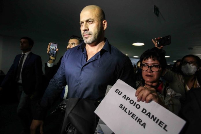 Moraes determina que Lira informe dia e horário para colocar tornozeleira em Silveira