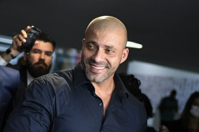 Moraes determina que Daniel Silveira vá à PF para colocar tornozeleira eletrônica às 15h