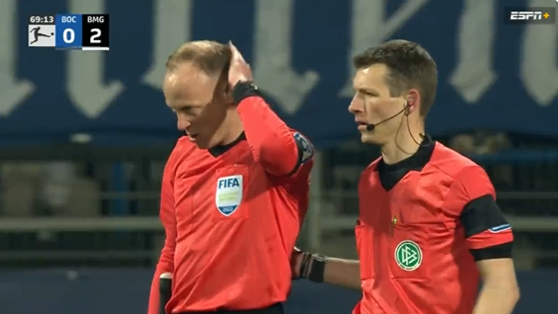 Jogo da Bundesliga é cancelado após bandeirinha ser atingido por copo de cerveja