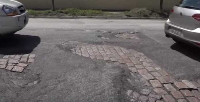 Buracos atrapalham a rotina de motoristas e pedestres em São Paulo