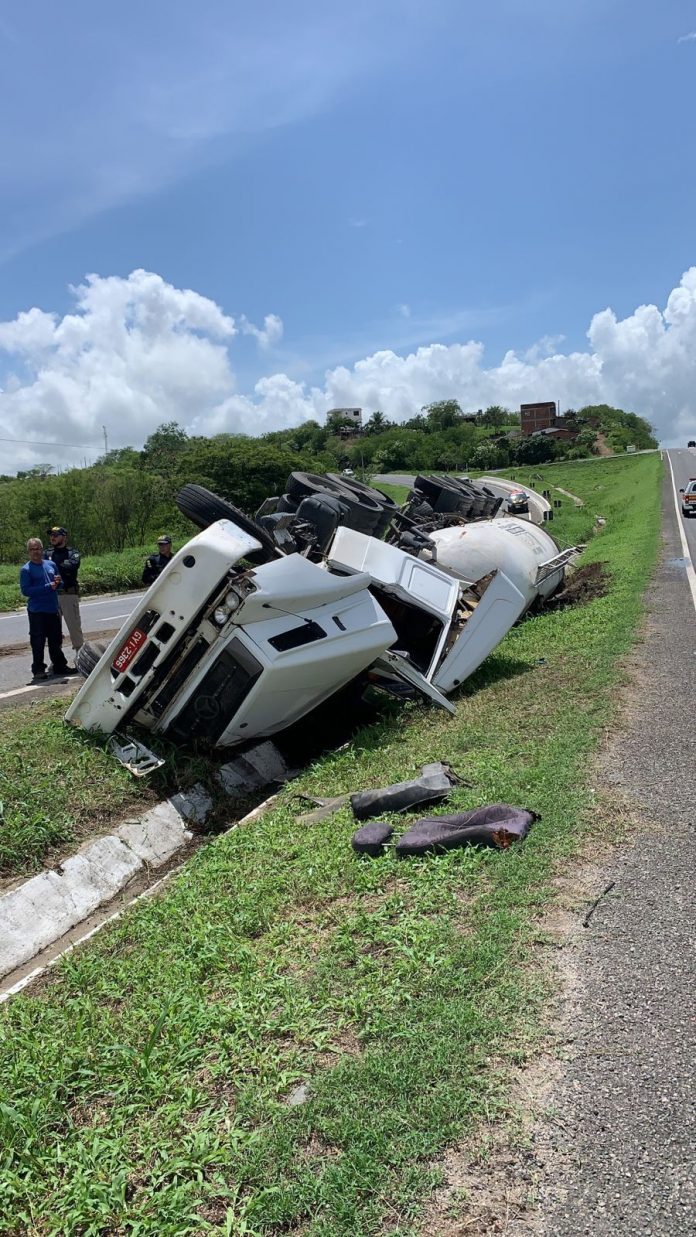 Homem fica ferido após tombar com caminhão carregado de cimento, em Massaranduba, na Paraíba