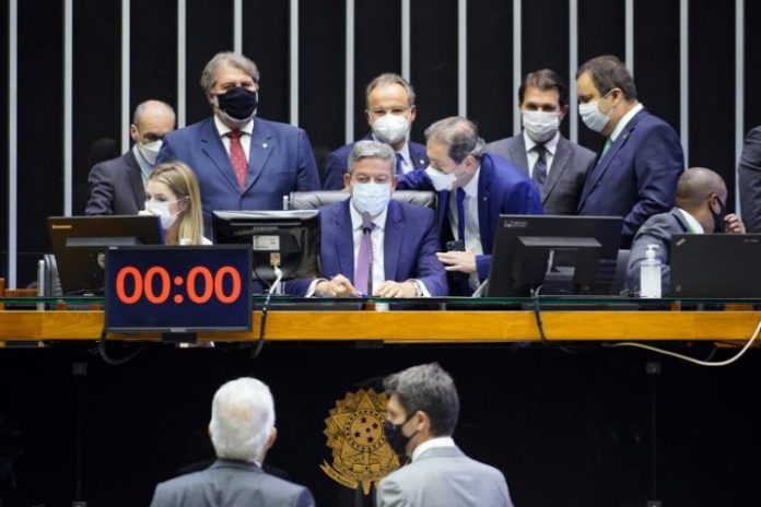 Lira suspende retorno presencial na Câmara por tempo indeterminado