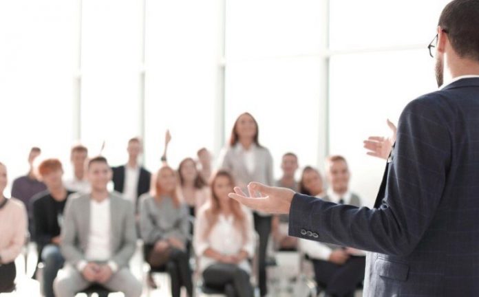 Confira dicas práticas para você aprender sozinho a falar em público