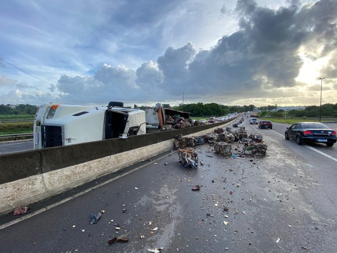 Carreta tomba e provoca congestionamento na região das Três Lagoas, em João Pessoa