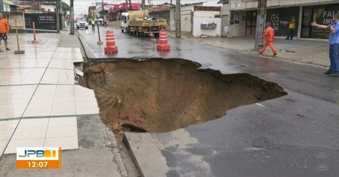 Cratera se abre em avenida após chuvas e rompimento de tubulação em João Pessoa