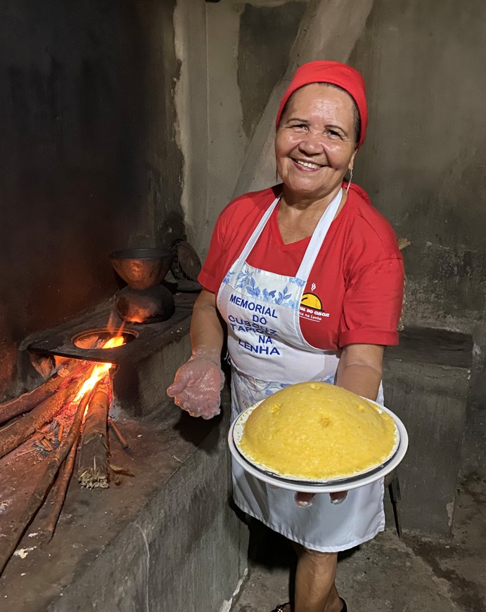 Dia do Cuscuz: empresária preserva tradição da família e serve cuscuz com milho moído artesanalmente
