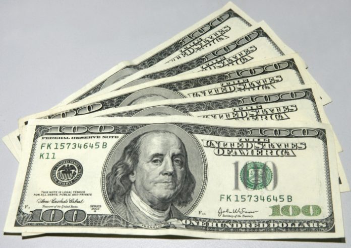 Dólar cai pelo sexto dia e fecha a R$ 4,84, o menor valor desde março de 2020