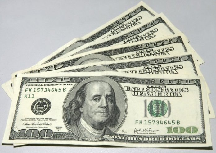 Dólar sobe com expectativa de juros mais altos nos EUA e lockdown na China; Bolsa cai