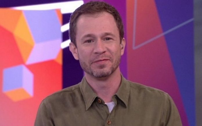 Tiago Leifert usa bom humor para revelar o time do coração; assista