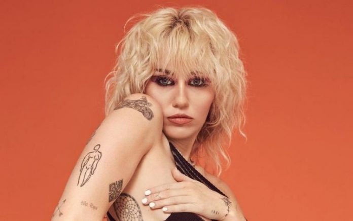 Avião com Miley Cyrus é atingido por um raio e faz pouso de emergência; veja