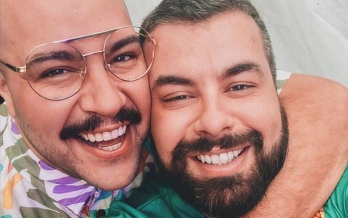 Marido de Tiago Abravanel se irrita ao ver que ator foi cortado da abertura do ‘BBB 22’